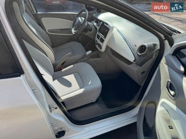 Белый Рено Зое, объемом двигателя 0 л и пробегом 206 тыс. км за 8500 $, фото 12 на Automoto.ua