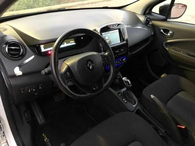 Белый Рено Зое, объемом двигателя 0 л и пробегом 120 тыс. км за 8900 $, фото 4 на Automoto.ua