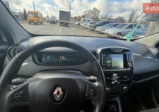 Белый Рено Зое, объемом двигателя 0 л и пробегом 103 тыс. км за 9600 $, фото 6 на Automoto.ua