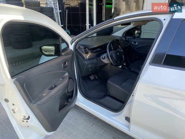 Белый Рено Зое, объемом двигателя 0 л и пробегом 103 тыс. км за 8900 $, фото 8 на Automoto.ua