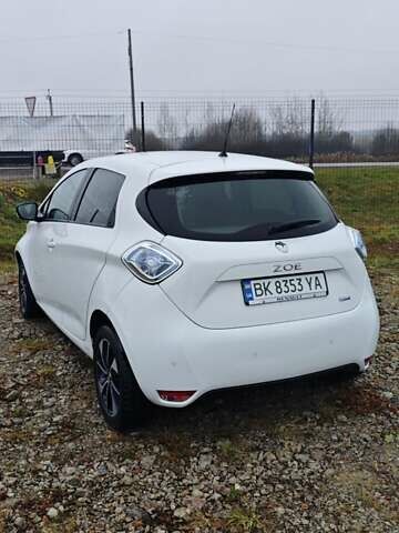 Белый Рено Зое, объемом двигателя 0 л и пробегом 92 тыс. км за 10000 $, фото 1 на Automoto.ua