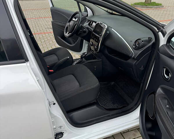 Белый Рено Зое, объемом двигателя 0 л и пробегом 78 тыс. км за 9800 $, фото 13 на Automoto.ua