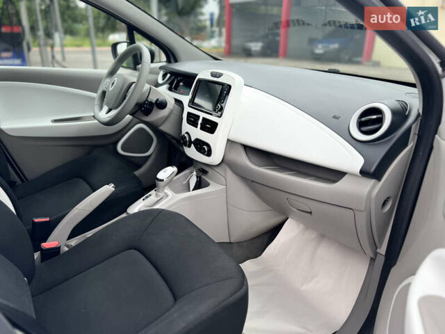 Белый Рено Зое, объемом двигателя 0 л и пробегом 65 тыс. км за 8900 $, фото 23 на Automoto.ua