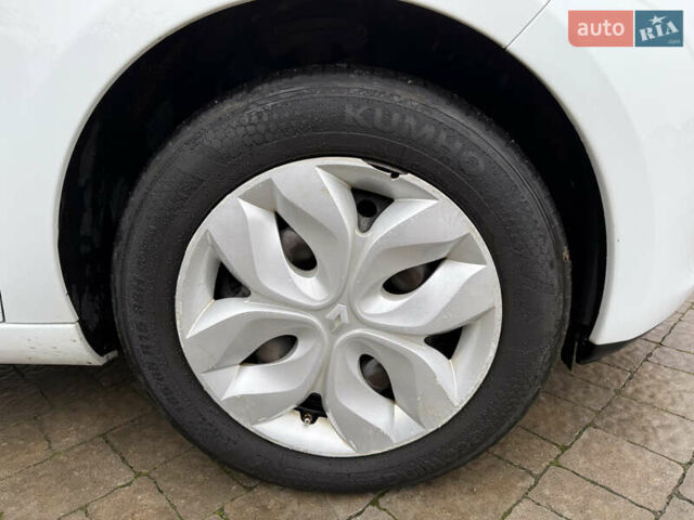 Белый Рено Зое, объемом двигателя 0 л и пробегом 106 тыс. км за 8100 $, фото 28 на Automoto.ua