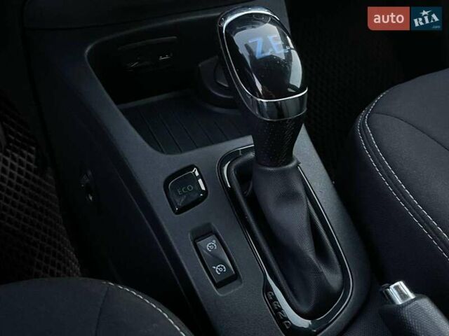 Белый Рено Зое, объемом двигателя 0 л и пробегом 95 тыс. км за 8940 $, фото 23 на Automoto.ua