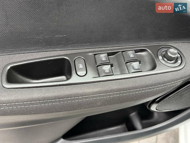 Белый Рено Зое, объемом двигателя 0 л и пробегом 129 тыс. км за 8750 $, фото 10 на Automoto.ua
