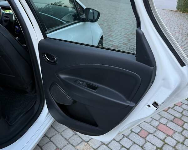 Белый Рено Зое, объемом двигателя 0 л и пробегом 132 тыс. км за 8800 $, фото 17 на Automoto.ua