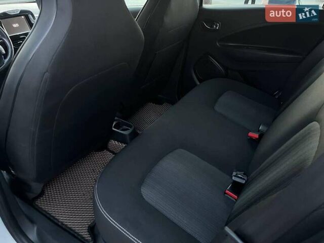 Белый Рено Зое, объемом двигателя 0 л и пробегом 95 тыс. км за 8940 $, фото 36 на Automoto.ua