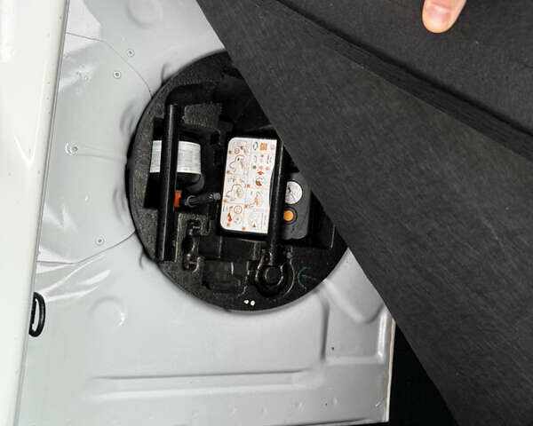 Белый Рено Зое, объемом двигателя 0 л и пробегом 106 тыс. км за 8100 $, фото 21 на Automoto.ua