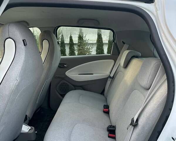 Белый Рено Зое, объемом двигателя 0 л и пробегом 75 тыс. км за 9250 $, фото 25 на Automoto.ua