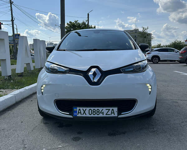 Белый Рено Зое, объемом двигателя 0 л и пробегом 95 тыс. км за 10000 $, фото 6 на Automoto.ua