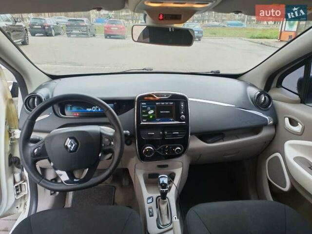 Белый Рено Зое, объемом двигателя 0 л и пробегом 204 тыс. км за 8400 $, фото 16 на Automoto.ua