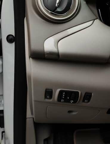Белый Рено Зое, объемом двигателя 0 л и пробегом 107 тыс. км за 9600 $, фото 21 на Automoto.ua