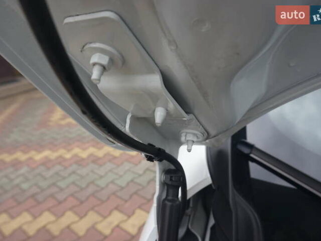 Белый Рено Зое, объемом двигателя 0 л и пробегом 136 тыс. км за 9000 $, фото 54 на Automoto.ua