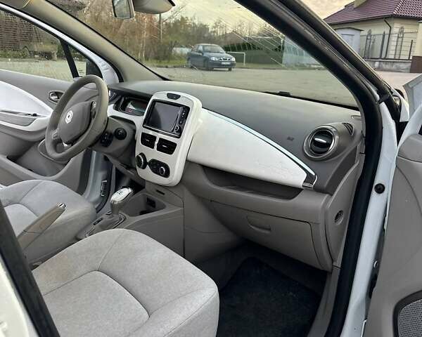 Белый Рено Зое, объемом двигателя 0 л и пробегом 75 тыс. км за 9250 $, фото 16 на Automoto.ua