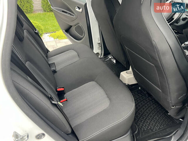 Белый Рено Зое, объемом двигателя 0 л и пробегом 129 тыс. км за 8750 $, фото 7 на Automoto.ua