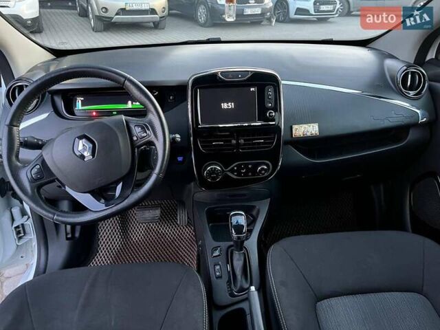 Белый Рено Зое, объемом двигателя 0 л и пробегом 95 тыс. км за 8940 $, фото 35 на Automoto.ua