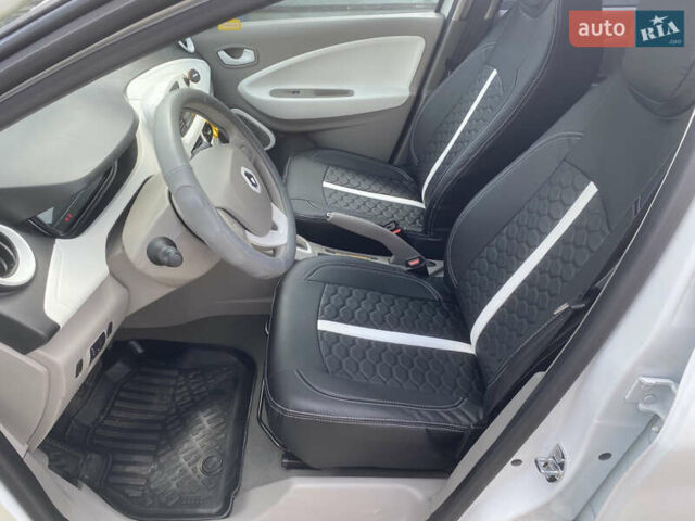 Белый Рено Зое, объемом двигателя 0 л и пробегом 65 тыс. км за 9000 $, фото 8 на Automoto.ua