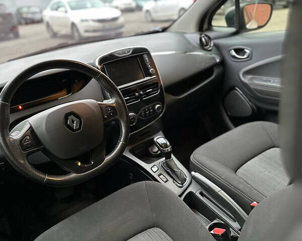 Белый Рено Зое, объемом двигателя 0 л и пробегом 200 тыс. км за 8998 $, фото 29 на Automoto.ua
