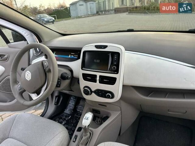 Белый Рено Зое, объемом двигателя 0 л и пробегом 75 тыс. км за 9250 $, фото 17 на Automoto.ua