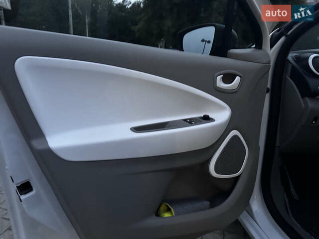 Белый Рено Зое, объемом двигателя 0 л и пробегом 108 тыс. км за 9250 $, фото 12 на Automoto.ua