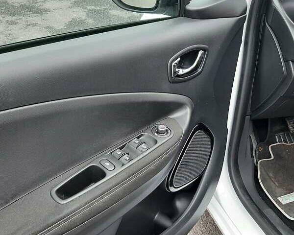 Білий Рено Зое, об'ємом двигуна 0 л та пробігом 123 тис. км за 9650 $, фото 62 на Automoto.ua