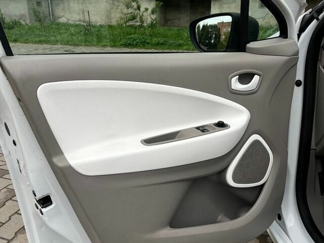 Білий Рено Зое, об'ємом двигуна 0 л та пробігом 157 тис. км за 8650 $, фото 16 на Automoto.ua