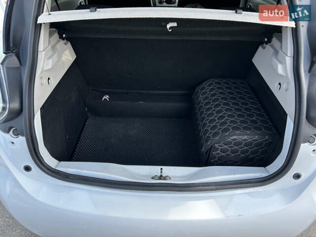 Белый Рено Зое, объемом двигателя 0 л и пробегом 95 тыс. км за 10000 $, фото 16 на Automoto.ua