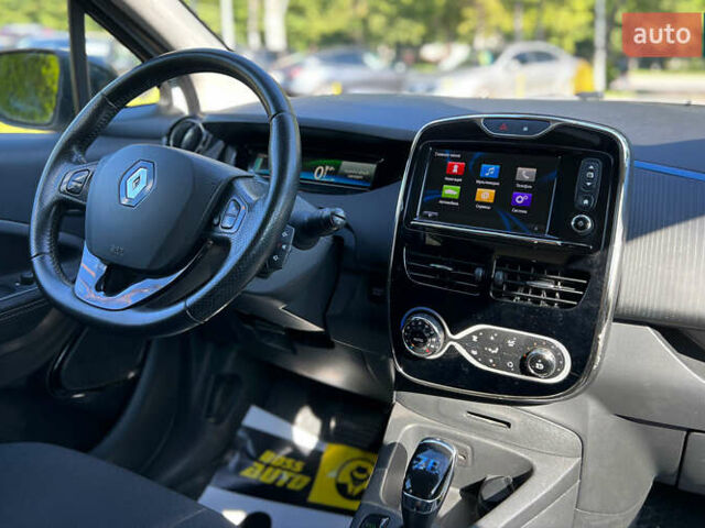 Белый Рено Зое, объемом двигателя 0 л и пробегом 143 тыс. км за 8900 $, фото 12 на Automoto.ua