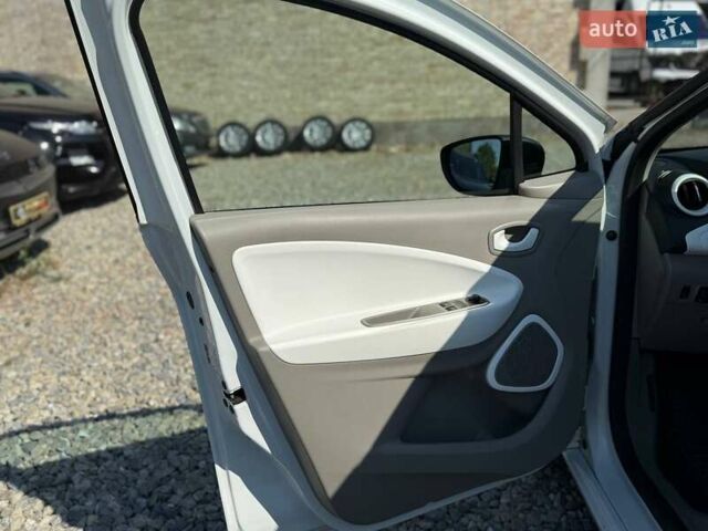 Белый Рено Зое, объемом двигателя 0 л и пробегом 93 тыс. км за 9799 $, фото 9 на Automoto.ua