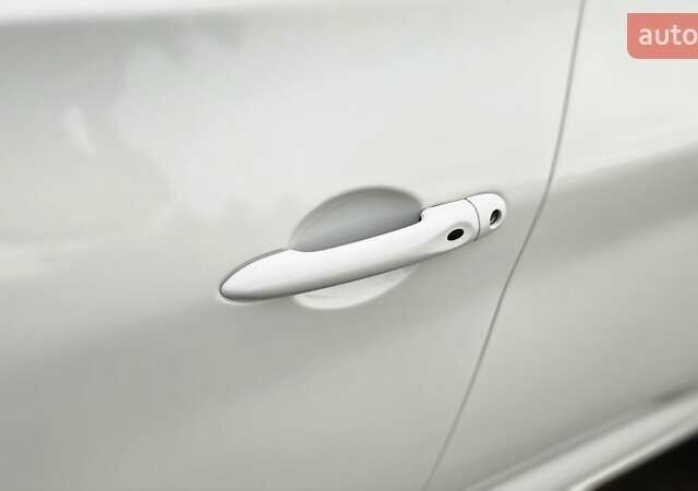 Белый Рено Зое, объемом двигателя 0 л и пробегом 71 тыс. км за 9550 $, фото 26 на Automoto.ua