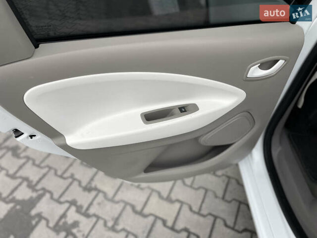 Белый Рено Зое, объемом двигателя 0 л и пробегом 98 тыс. км за 9300 $, фото 11 на Automoto.ua