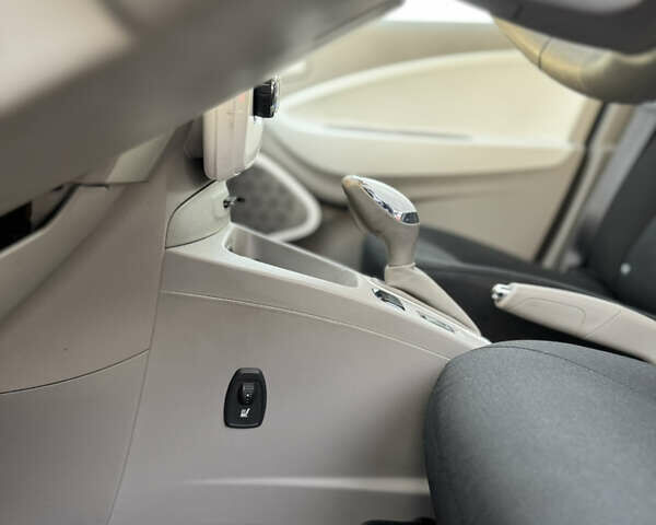 Білий Рено Зое, об'ємом двигуна 0 л та пробігом 87 тис. км за 8500 $, фото 15 на Automoto.ua