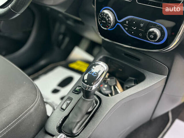 Белый Рено Зое, объемом двигателя 0 л и пробегом 140 тыс. км за 9300 $, фото 12 на Automoto.ua