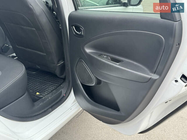 Білий Рено Зое, об'ємом двигуна 0 л та пробігом 91 тис. км за 10600 $, фото 24 на Automoto.ua