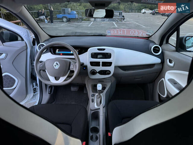 Белый Рено Зое, объемом двигателя 0 л и пробегом 82 тыс. км за 8999 $, фото 12 на Automoto.ua