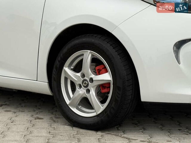 Белый Рено Зое, объемом двигателя 0 л и пробегом 127 тыс. км за 9200 $, фото 27 на Automoto.ua