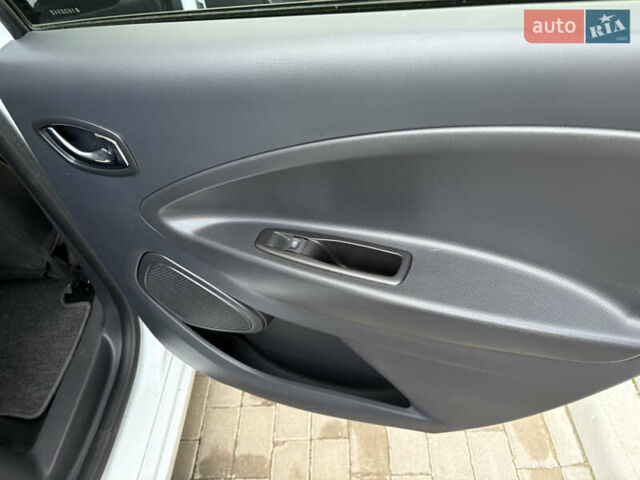 Белый Рено Зое, объемом двигателя 0 л и пробегом 44 тыс. км за 9999 $, фото 14 на Automoto.ua