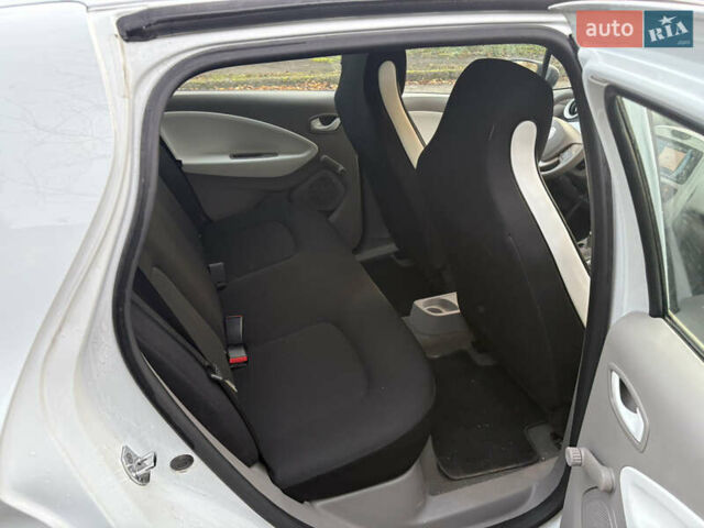 Белый Рено Зое, объемом двигателя 0 л и пробегом 65 тыс. км за 9200 $, фото 6 на Automoto.ua