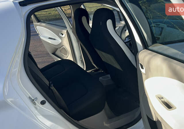 Белый Рено Зое, объемом двигателя 0 л и пробегом 85 тыс. км за 8700 $, фото 14 на Automoto.ua