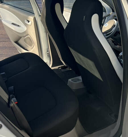 Белый Рено Зое, объемом двигателя 0 л и пробегом 85 тыс. км за 8700 $, фото 13 на Automoto.ua