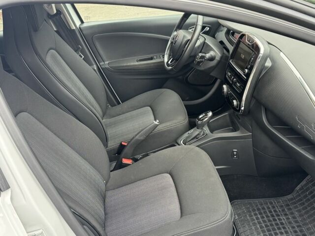 Белый Рено Зое, объемом двигателя 0 л и пробегом 91 тыс. км за 10600 $, фото 6 на Automoto.ua