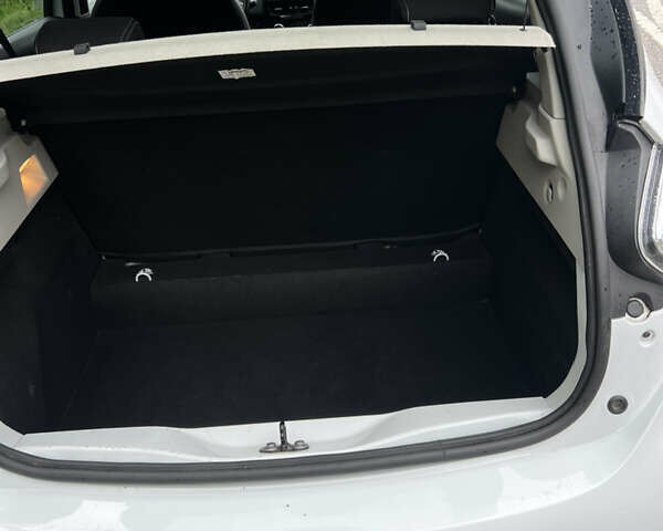 Белый Рено Зое, объемом двигателя 0 л и пробегом 150 тыс. км за 8800 $, фото 12 на Automoto.ua