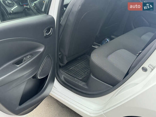 Білий Рено Зое, об'ємом двигуна 0 л та пробігом 91 тис. км за 10600 $, фото 22 на Automoto.ua