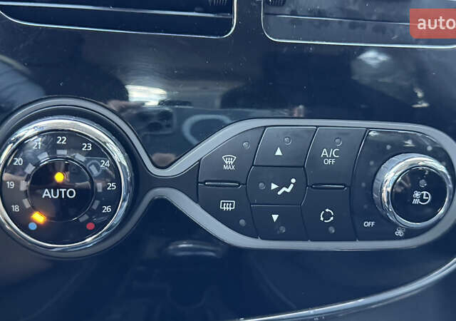 Белый Рено Зое, объемом двигателя 0 л и пробегом 125 тыс. км за 9900 $, фото 28 на Automoto.ua