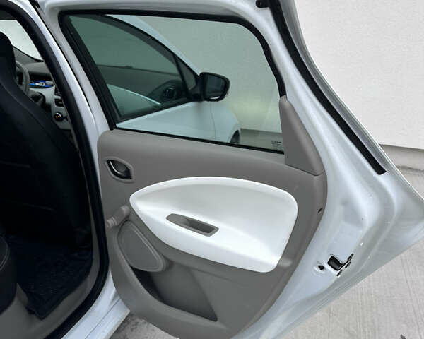 Белый Рено Зое, объемом двигателя 0 л и пробегом 96 тыс. км за 9800 $, фото 23 на Automoto.ua