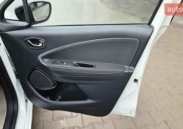 Белый Рено Зое, объемом двигателя 0 л и пробегом 71 тыс. км за 9550 $, фото 42 на Automoto.ua