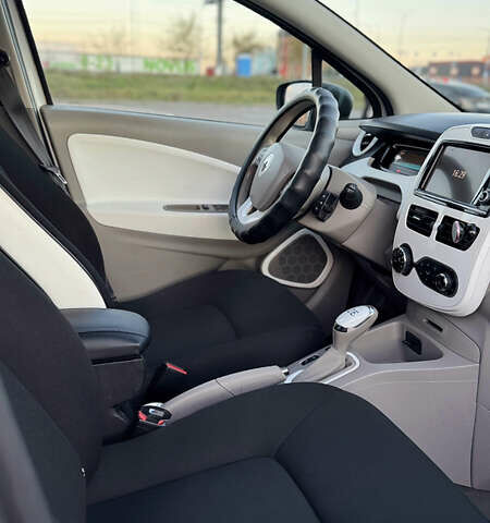 Белый Рено Зое, объемом двигателя 0 л и пробегом 117 тыс. км за 9800 $, фото 11 на Automoto.ua