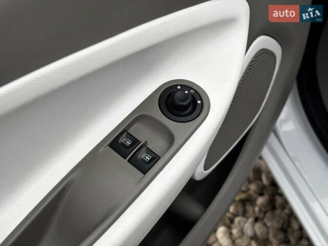 Білий Рено Зое, об'ємом двигуна 0 л та пробігом 23 тис. км за 8850 $, фото 11 на Automoto.ua