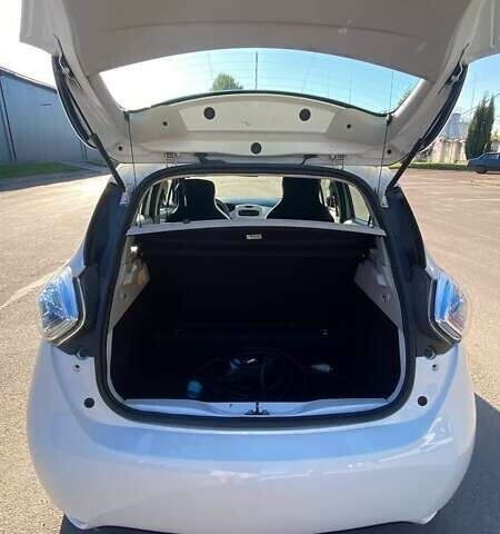 Белый Рено Зое, объемом двигателя 0 л и пробегом 160 тыс. км за 8200 $, фото 14 на Automoto.ua